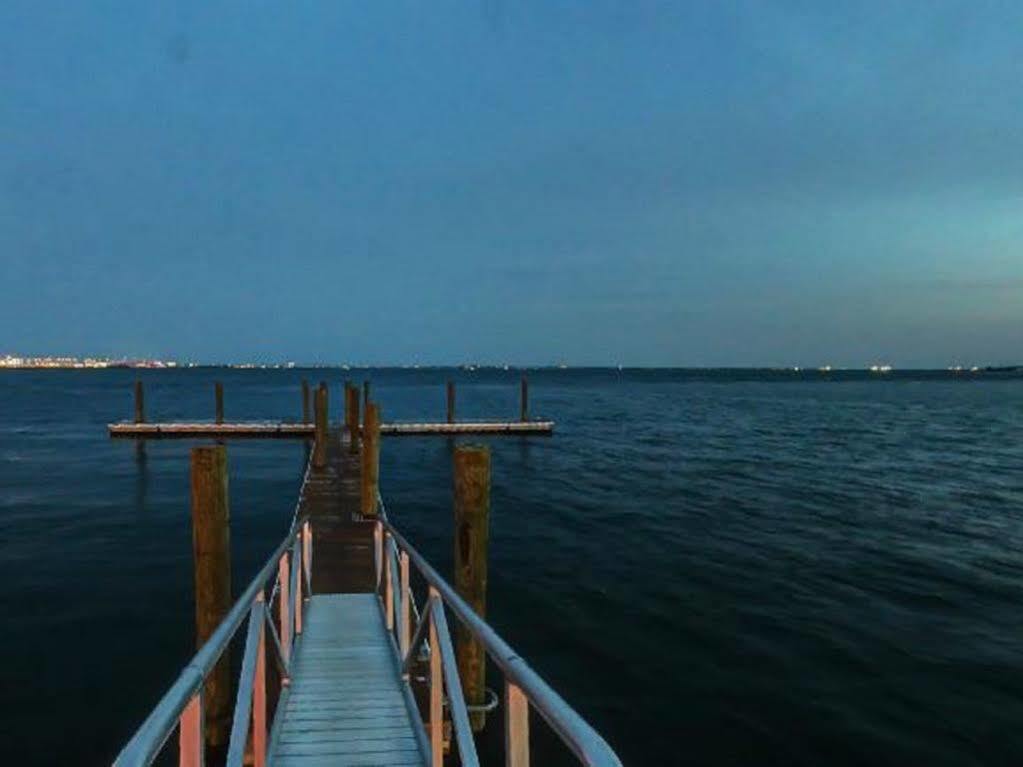 Pier 4 Hotel Somers Point Exterior photo